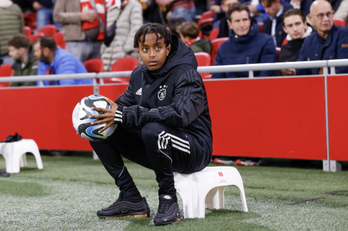 乐鱼体育官方平台-荷媒：新赛季荷兰联赛将实行新规，球童不得将球直接交给场上球员